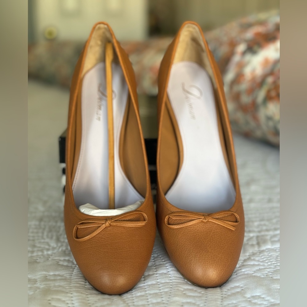Delman Size 11 Almond Toe Camel Pumps